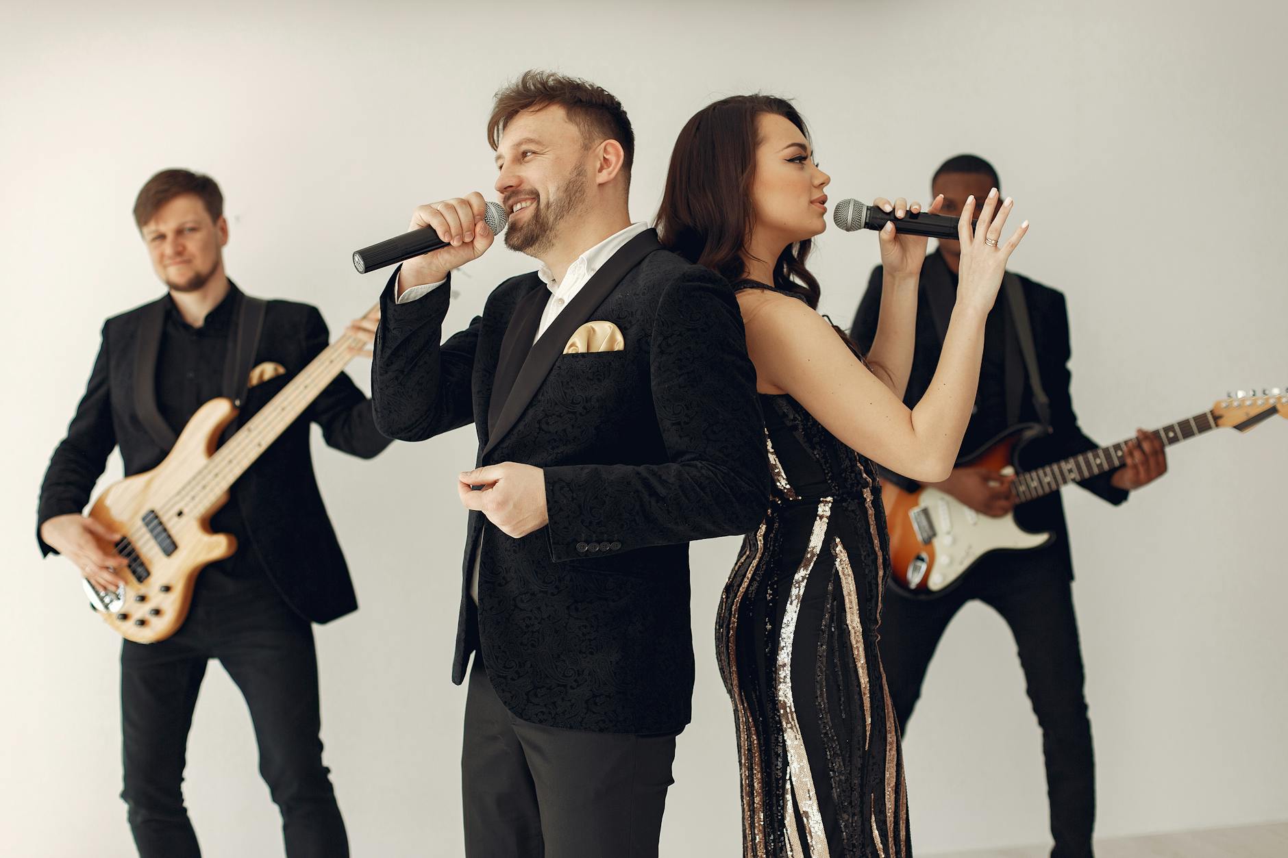 Stylowy zespół weselny energicznie występuje na scenie