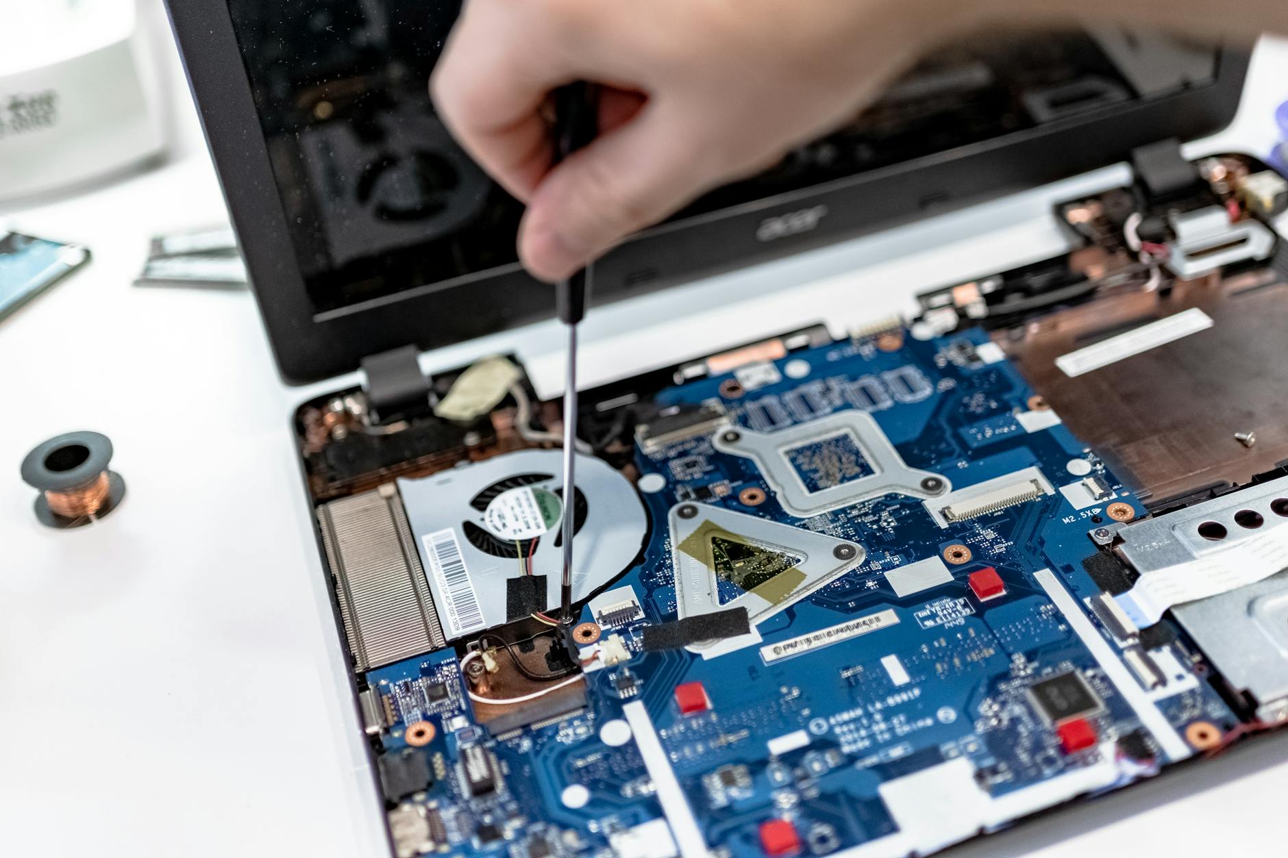 Serwisant naprawia płytę główną laptopa Toshiba w Katowicach